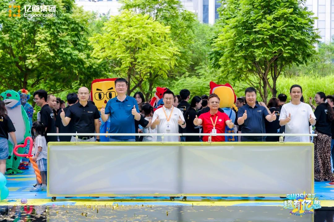 Emdoor Group’s 23e anniversaire kicks off with employees signing in via a creative button press and artwork station, capturing joyful team moments under the outdoor plaza.