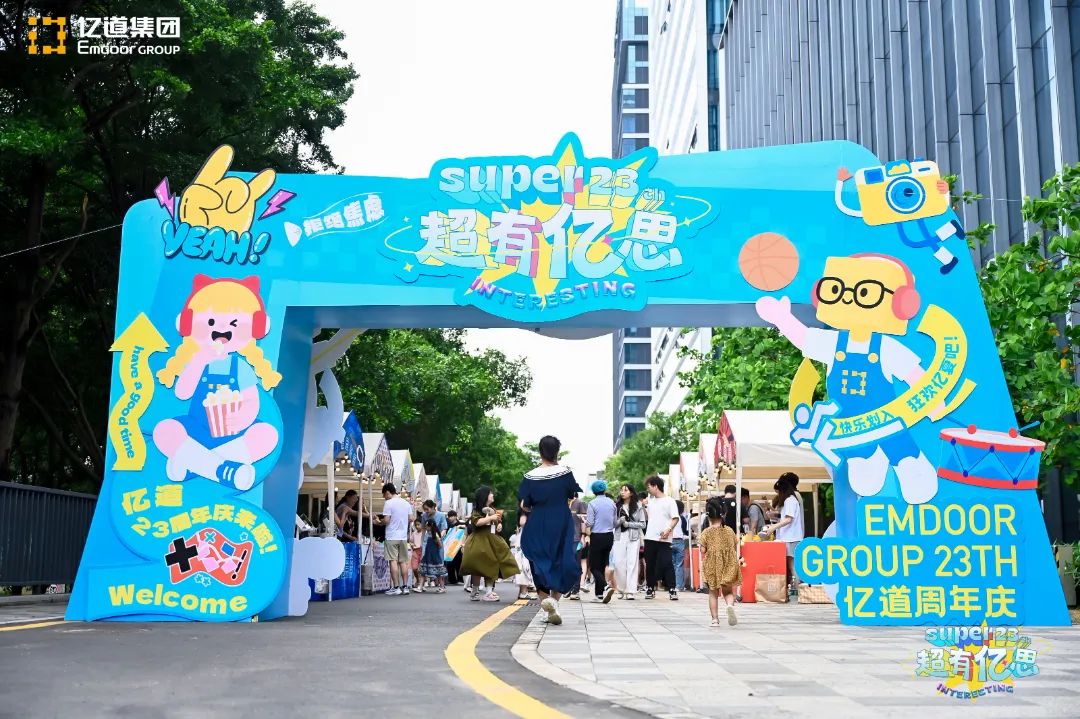 Emdoor’s Marché créatif stalls brim with activity as employees enjoy snacks and connect with colleagues.