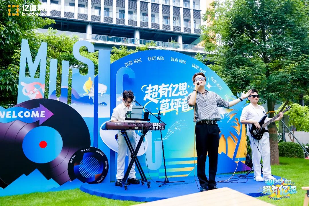 Musicians perform at Emdoor’s Festival de musique à la base, captivating employees with soulful tunes.