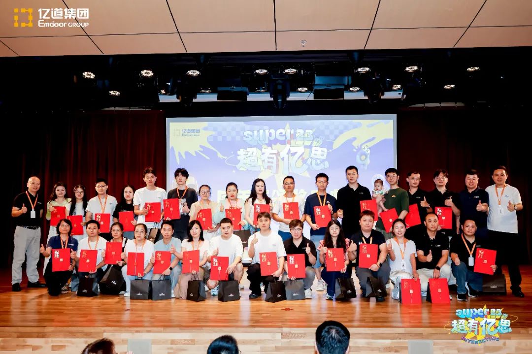 Emdoor leaders present certificates to long-serving employees during the 23e anniversaire gala.2