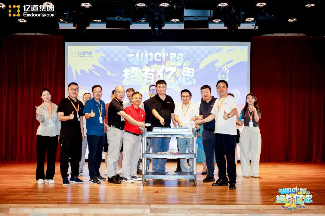 Emdoor Group leaders cutting cake at 23e anniversaire