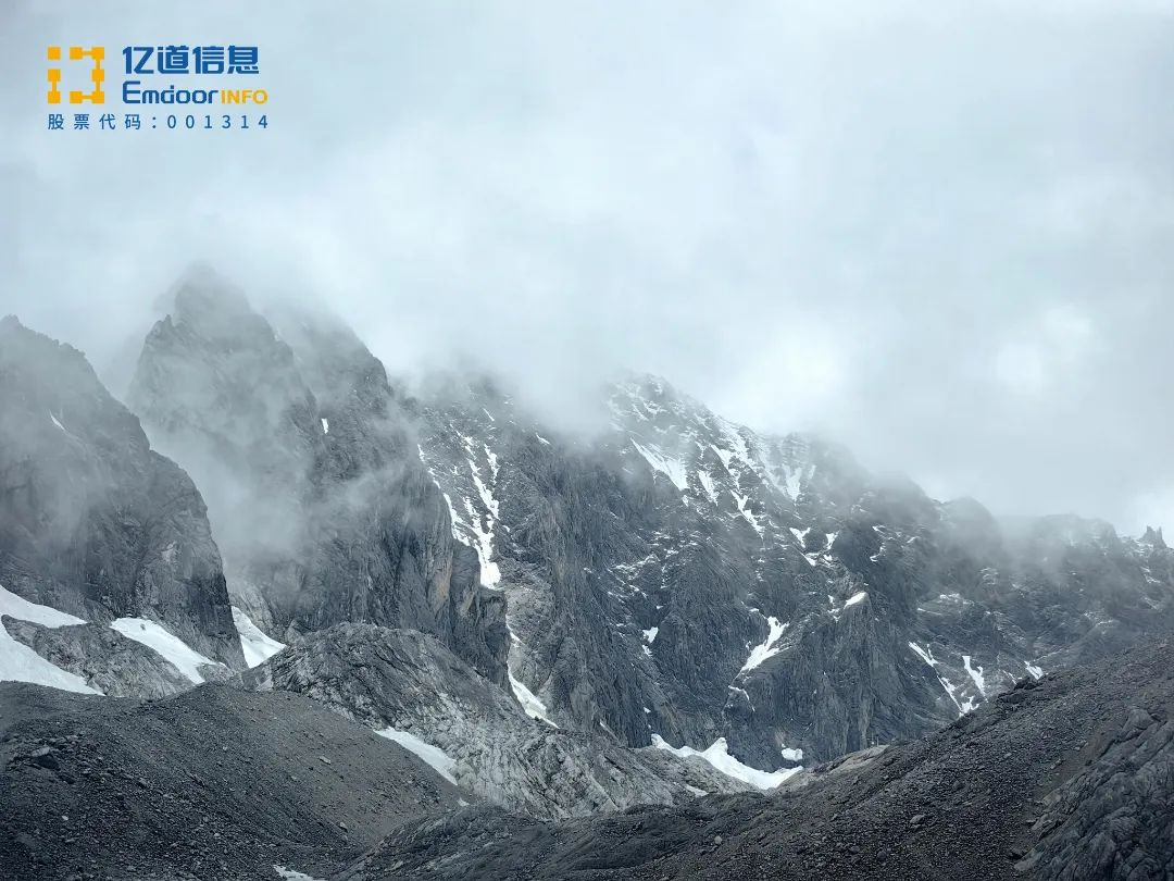 Majestic Montagne de neige de dragon de jade peaks in mist