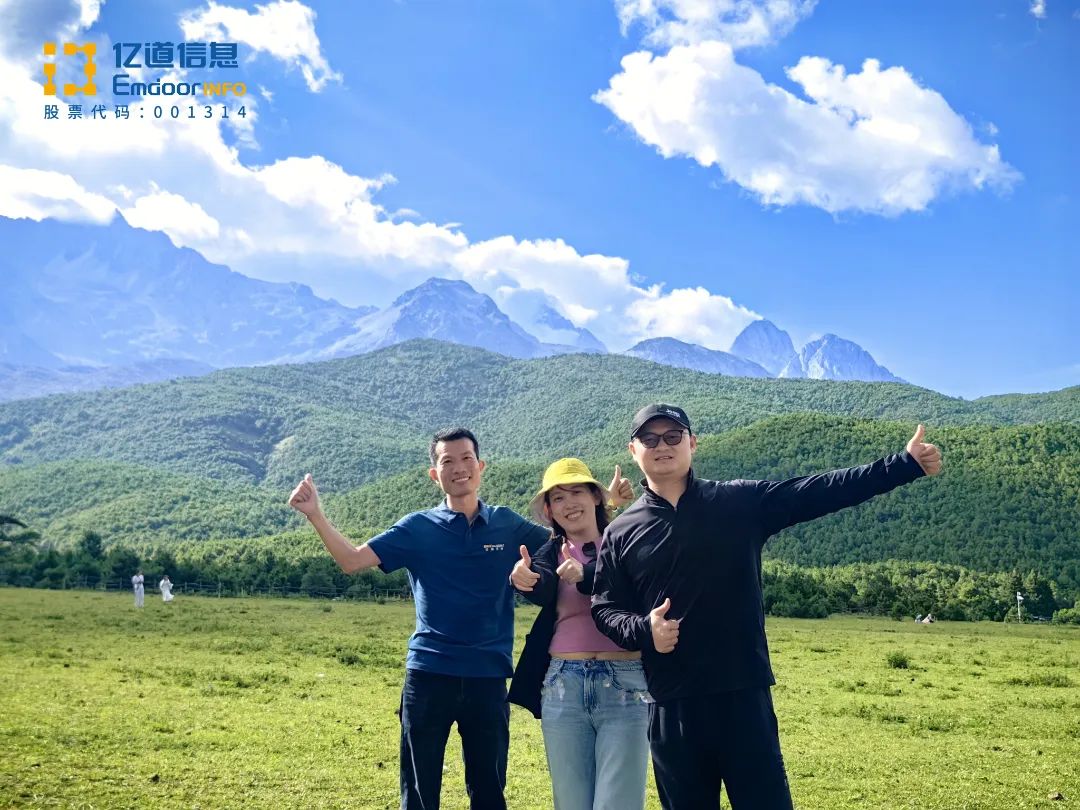 Team posing at Vallée de la lune bleue with Jade Dragon backdrop