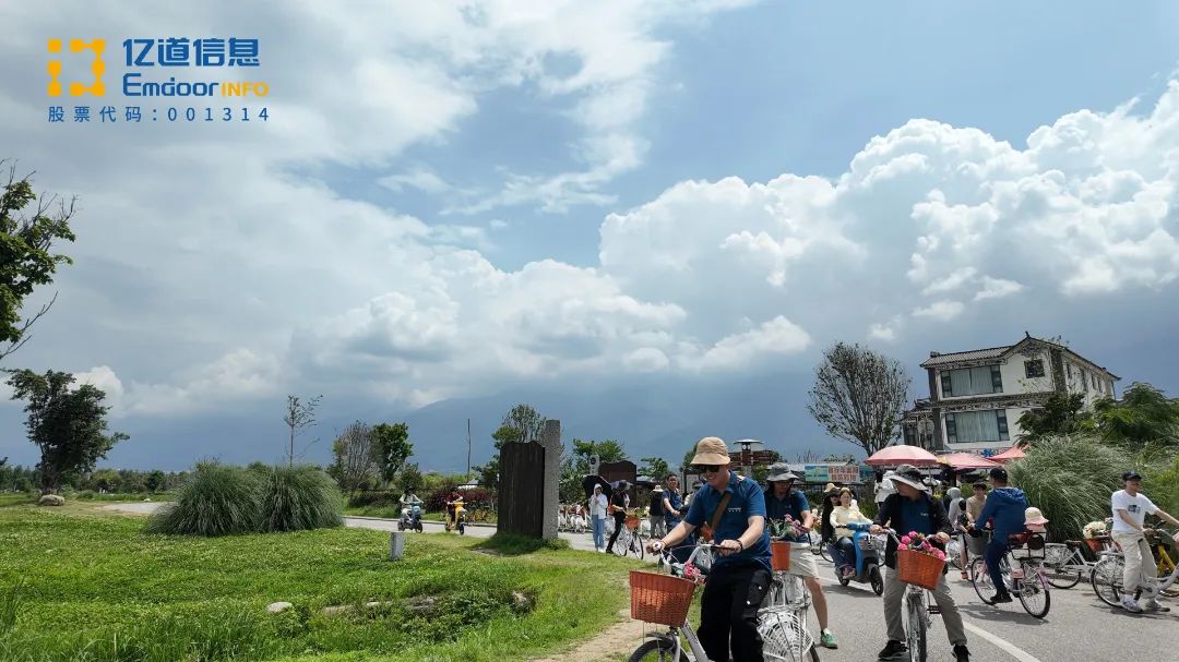 Emdoor colleagues cycling around Lac Erhai in Yunnan