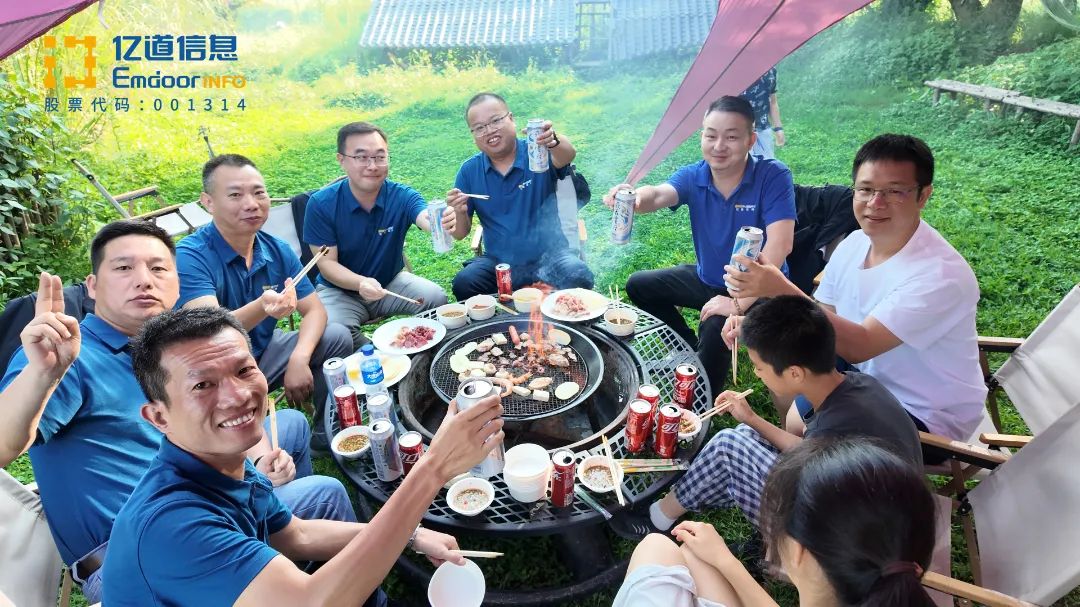 Emdoor colleagues enjoying BBQ Et beer by a campfire