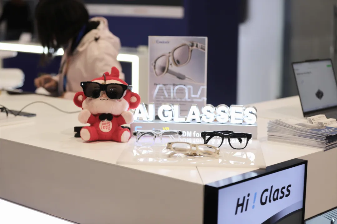 Close-up of Emdoor AI glasses innovative design