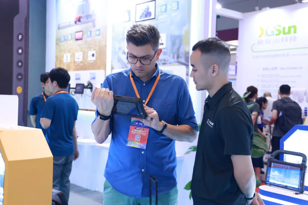 Emdoor staff are explaining product information to customers