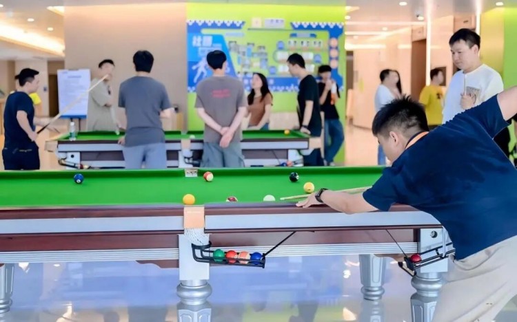 Infrastructure de mieux-être: Des gymnases entièrement équipés, des studios de yoga et des salons de jeux de société offrent des points de vente nécessaires pour soulager le stress.