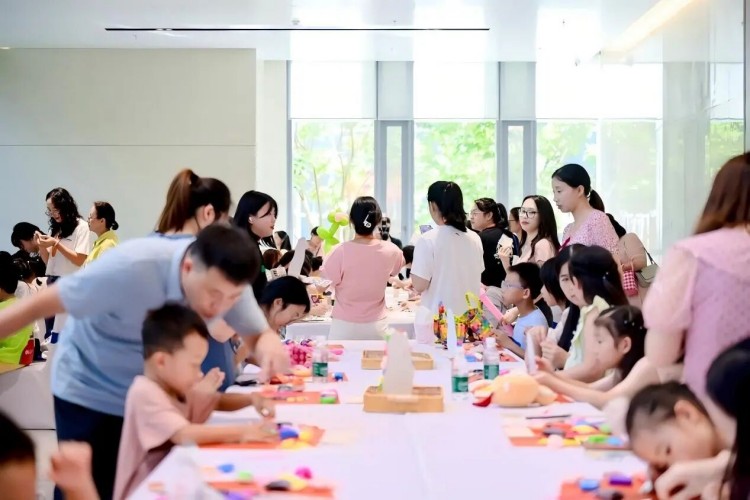 Les garderies sur place: Une aire de jeux dédiée aux enfants permet aux familles des employés de se sentir les bienvenues.
