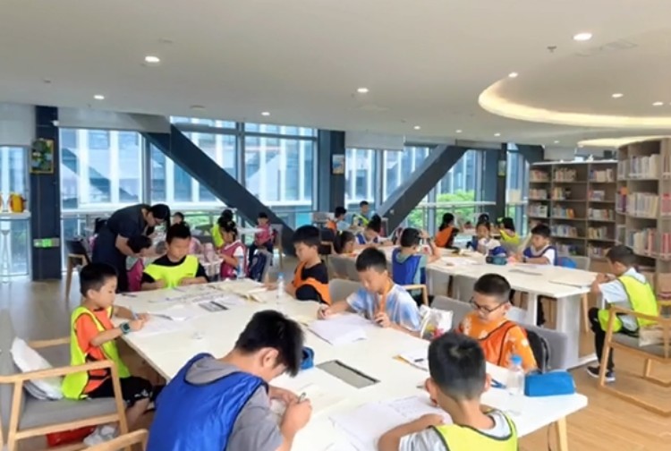 Les garderies sur place: Une aire de jeux dédiée aux enfants permet aux familles des employés de se sentir les bienvenues.