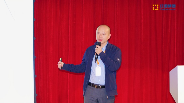 Directeur général Deng JiEting reviewed progress across software product lines Et regional client expansions. 
