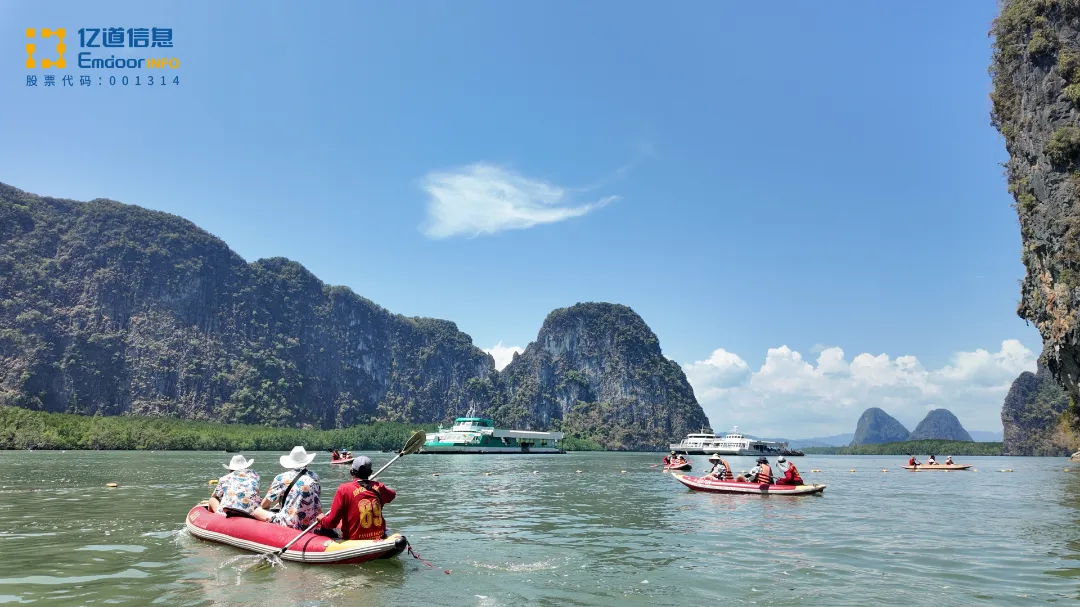 Emdoor team kayaking in Baie de Phang Nga