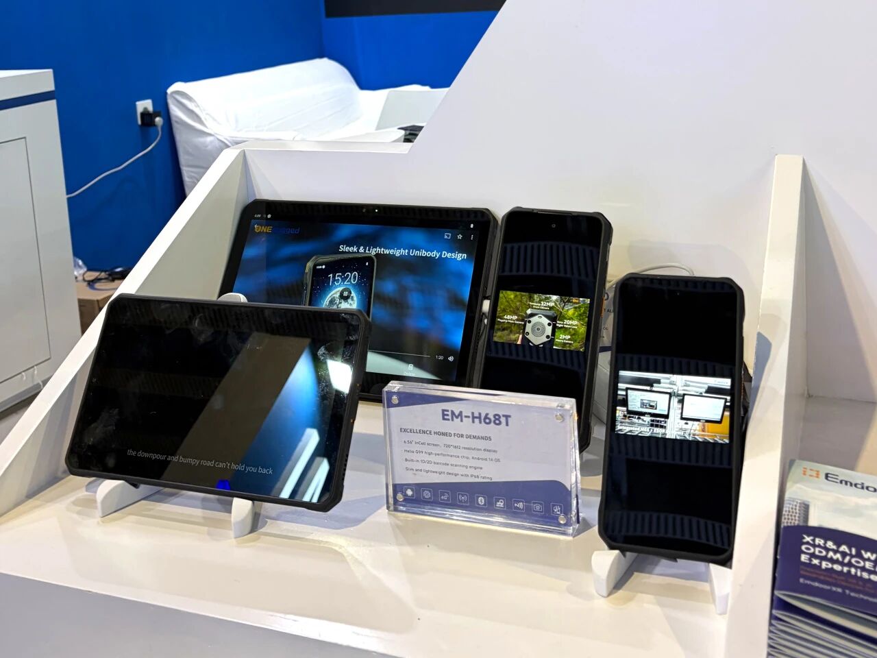 Outdoor Rugged Terminal Lineup La gamme terminale robuste extérieure display