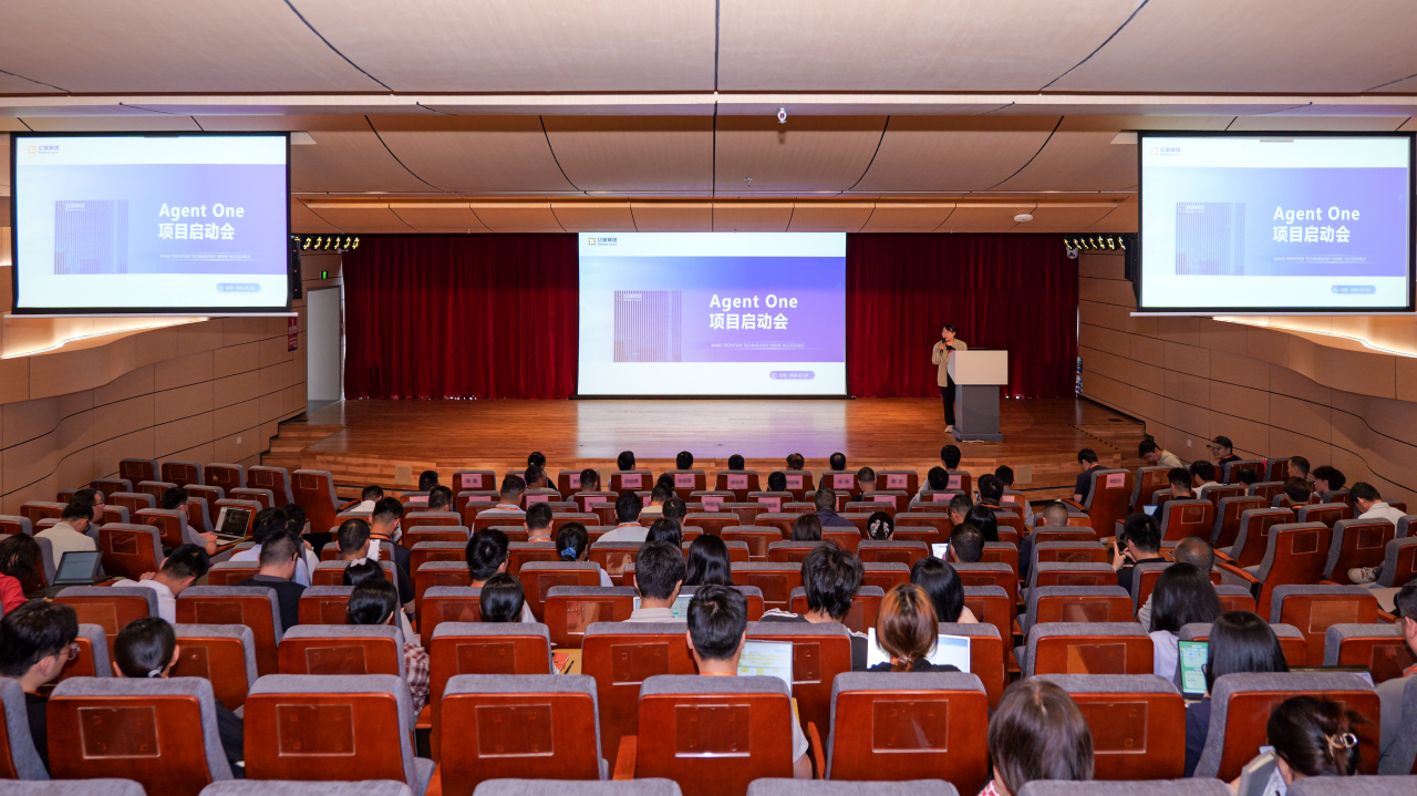 Emdoor Info executives and engineers À la Agent One AI Project launch in Shenzhen.