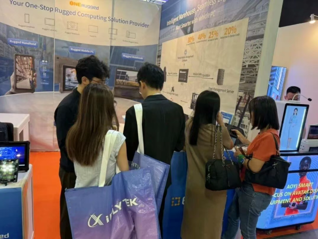 Logistics truck driver navigating with the Pièces similaires à: V82T terminal