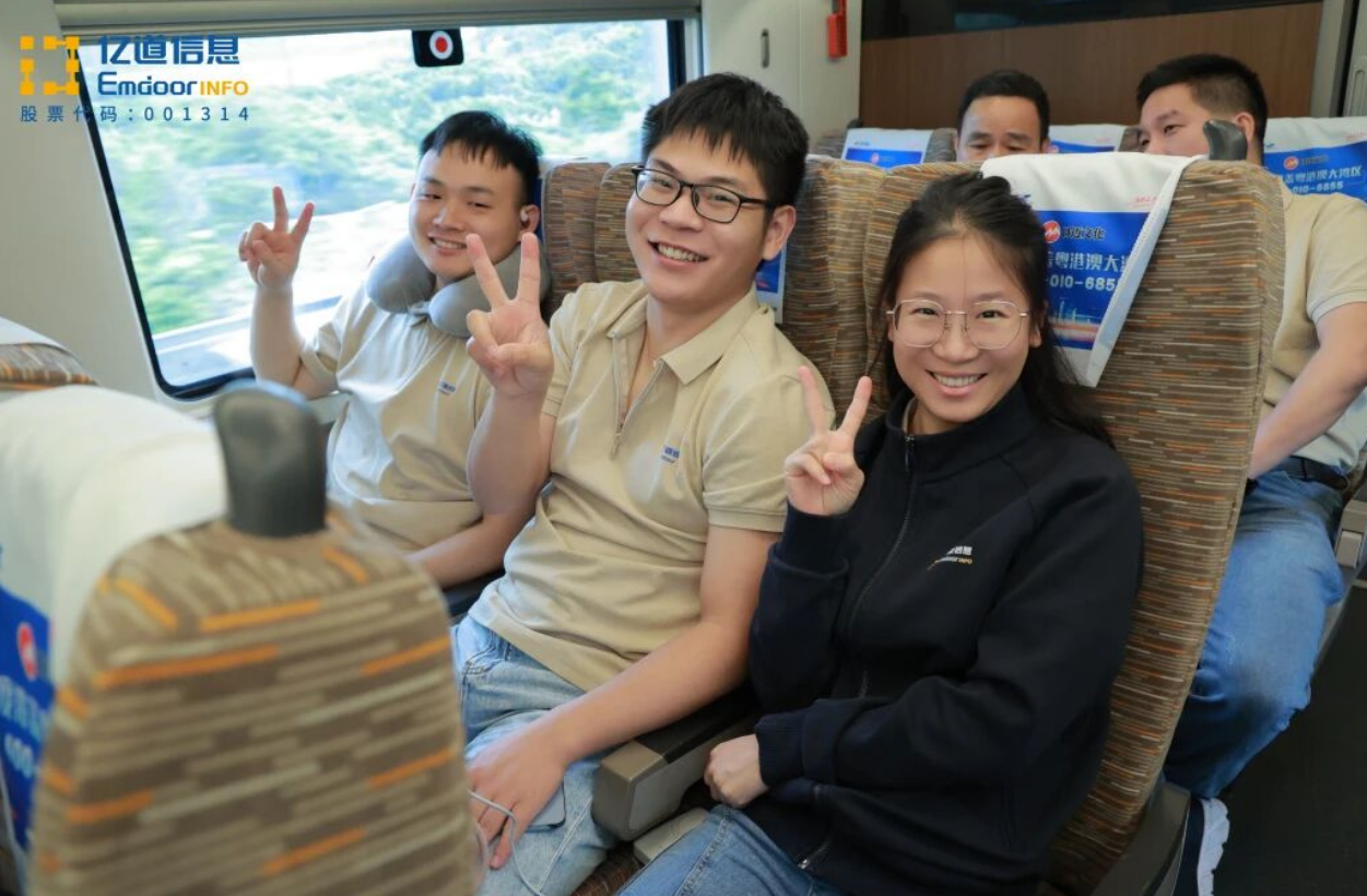 Emdoor colleagues walking through Xingping Ancient Town in Guilin