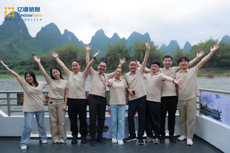 Karst mountains Et river views along the Li River in Yangshuo