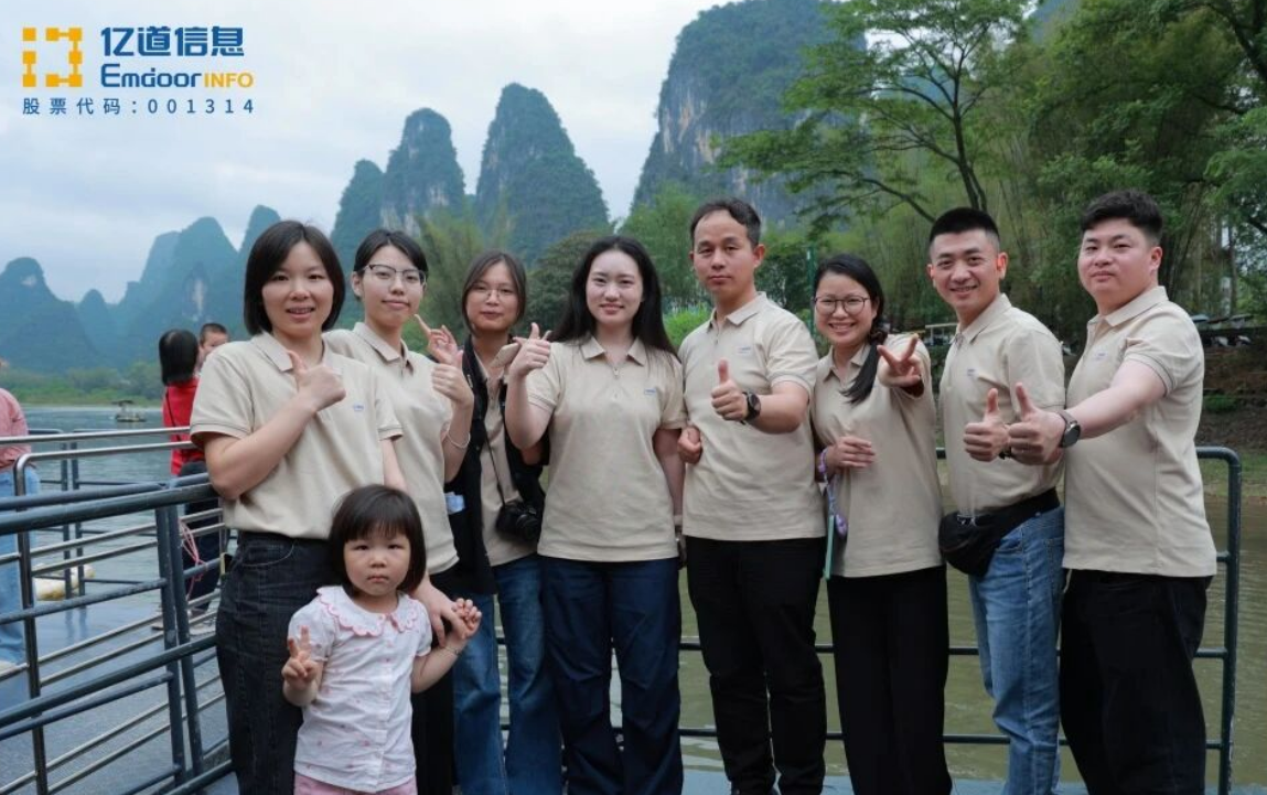 Emdoor team enjoying the Li River lEtscape in Guilin