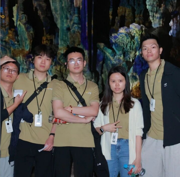 Stalactites Et illuminated rock formations inside Silver Cave